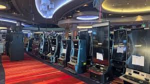 Tampilan permainan slot dan meja dealer di platform ide777